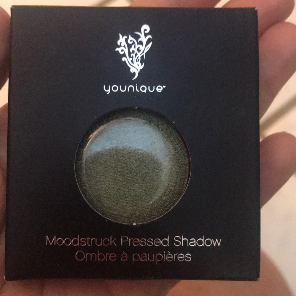 Younique Inconceivable Pressed Powder